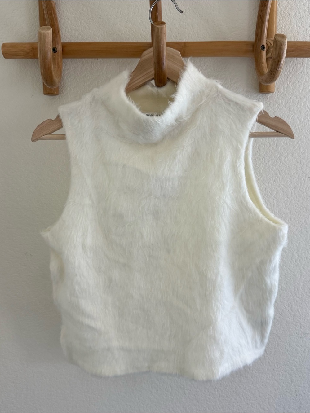 CK CALVIN KLEIN 90s Y2K vintage white faux fur cropped sleeveless turtleneck top